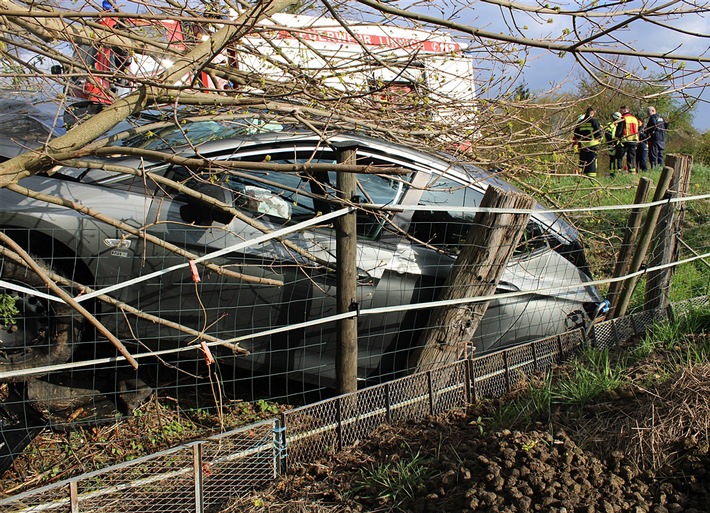 POL-DN: Von der Fahrbahn abgekommen und im Graben gelandet