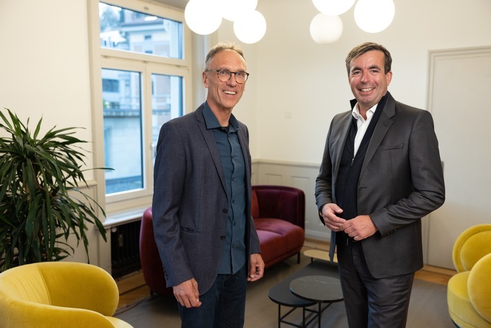 Prof. Dr. Andreas Herrmann, Leiter des Lab for Smart Mobility, und Felix Kuhnert, Automotive Leader bei PwC Deutschland (v.l.) / Weiterer Text über ots und www.presseportal.de/nr/8664 / Die Verwendung dieses Bildes für redaktionelle Zwecke ist unter Beachtung aller mitgeteilten Nutzungsbedingungen zulässig und dann auch honorarfrei. Veröffentlichung ausschließlich mit Bildrechte-Hinweis.
