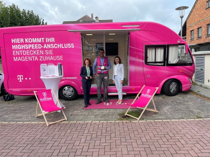 KORREKTUR: Bürgermeisterin Monika Böttcher besucht Glasfasermobil der Telekom