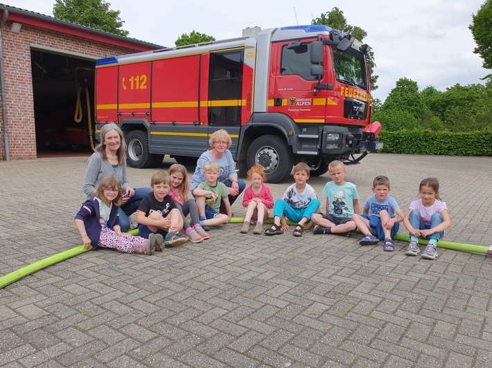FW Alpen: Veener Kindergarten bei der Feuerwehr - Brandschutzerziehung der Vorschulkinder