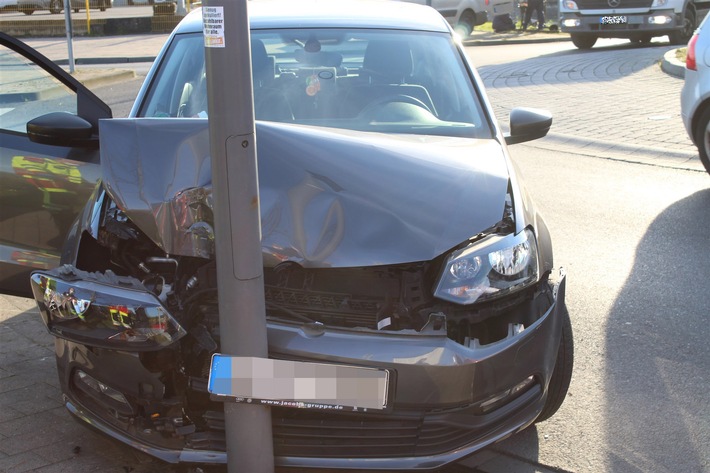 POL-AC: Verkehrsunfall im Kreisverkehr - Fahrer unter Alkoholeinfluss - Führerschein beschlagnahmt