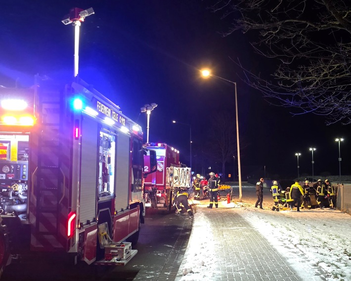 FW Celle: Verkehrsunfall mit einer eingeschlossenen Person