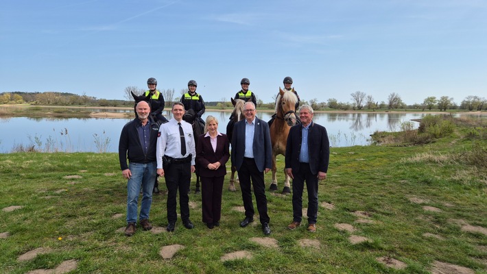 POL-LG: Reiterstaffel im Biosphärenreservat "Niedersächsische Elbtalaue" - Erfolgsgeschichte im 15. Jahr - "die vielfältige Tierwelt vor Störungen bewahren und die Ruhe in der Landschaft erhalten"