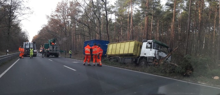 POL-CE: Celle - LKW-Unfall führt zu Vollsperrung der B 214