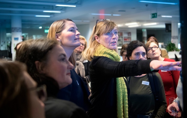 08.03.2018, Berlin: Zweites GWPR Deutschland Event bei dpa in Berlin auf Einladung von Edith Stier-Thompson (Geschäftsführerin bei news aktuell und Mitgründerin GWPR Deutschland). Talk-Thema: ,,Change-Management im dpa-Newsroom" mit Antje Homburger aus der dpa-Chefredaktion. 
Im Bild: GWPR-Gäste bei der dpa-Newsroom Führung mit Antje Homburger, Stellvertretende Chefredakteurin und Chefin Aktuelles dpa (Mitte) / Weiterer Text über ots und www.presseportal.de/nr/127418 / Die Verwendung dieses Bildes ist für redaktionelle Zwecke honorarfrei. Veröffentlichung bitte unter Quellenangabe: "obs/GWPR"