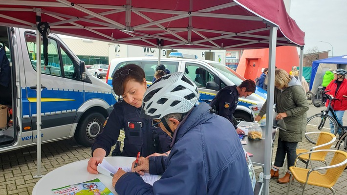 POL-Bremerhaven: Polizei registriert im Fischereihafen 134 Fahrräder