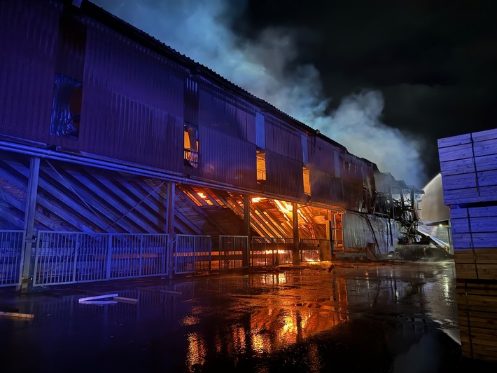 FW Kreis Soest: Folgemeldung Großbrand Rüthen: Mehr als 250 Einsatzkräfte bekämpfen Großbrand in einem Sägewerk.