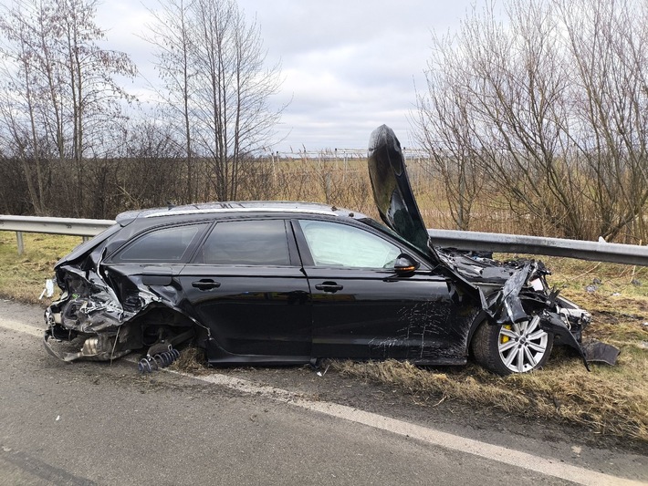 POL-STD: Kollision auf Autobahn A26 - drei Fahrzeuginsassen verletzt - Sperrung der Autobahn für mehrere Stunden