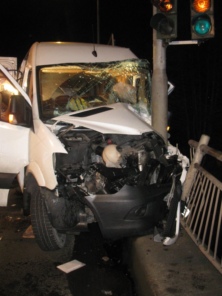 POL-PPTR: Schwerer Verkehrsunfall mit acht verletzten Personen