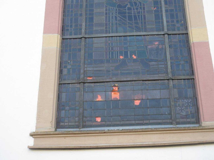 POL-PPTR: Kirchenfenster mit Steinwürfen beschädigt