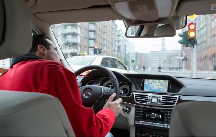 AUTO BILD: Sichtbehinderung - Autohersteller verbauen Frontscheiben / Klobige Assistenzsysteme versperren den Blick / Verbauungen häufig so groß wie ein DIN-A4-Blatt