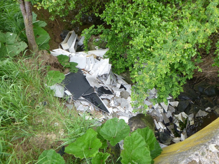 POL-WE: Müllablagerung bei Rodheim ++ Zeugen nach Unfall auf B3 bei Friedberg gesucht ++ Fußgängerin nach Unfall in Bad Nauheim leicht verletzt ++ Kabeldiebe auf Baustelle in Bad Vilbel ++ u.a.