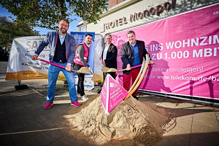 Telekom startet Glasfaserausbau in Gelsenkirchen-Buer - Stadt Gelsenkirchen und Deutsche Telekom feiern Spatenstich