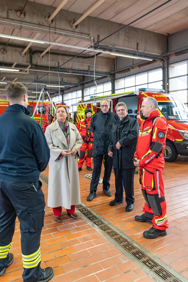 FW Bremerhaven: Innensenatorin Dr. Eva Högl besucht die Feuerwehr Bremerhaven