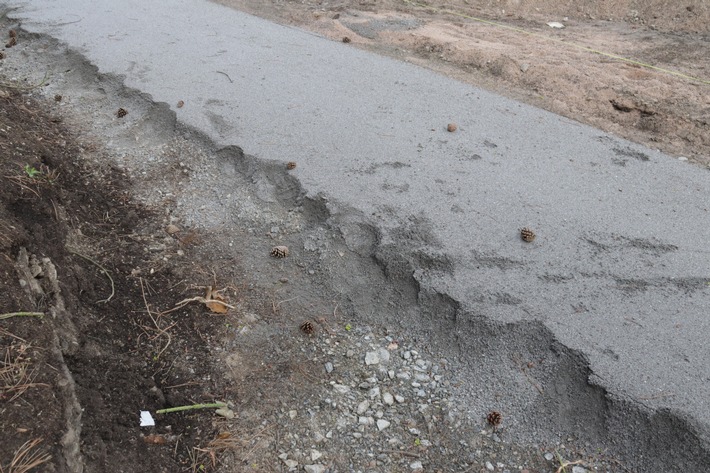 POL-HX: Neuer Fußweg am Wall beschädigt: Hoher Sachschaden