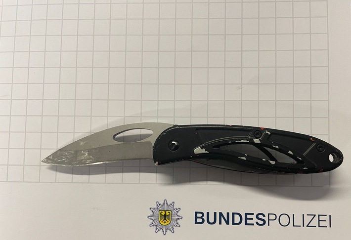 BPOL NRW: Bundespolizisten stellen 29-Jährigen mit Drogen und Messer fest