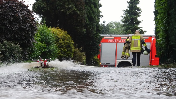 FW-BOT: Ereignisreicher Feiertag für die Feuerwehr Bottrop