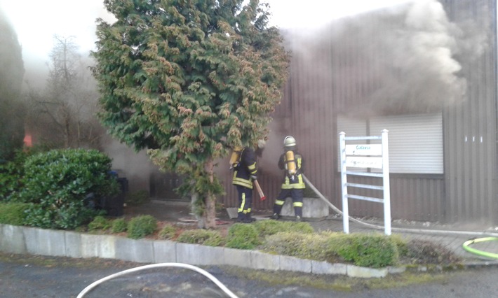 FW-AR: Brand einer Lagerhalle verlangt Großeinsatz von der Feuerwehr: 140 Wehrleute verhindern Übergreifen der Flammen / 3 Feuerwehrleute leicht verletzt / DRK-Einsatzfahrzeuge in Mitleidenschaft gezogen