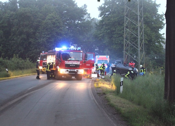 POL-MI: Auto prallt gegen Strommasten - Fahrer im Pkw eingeklemmt