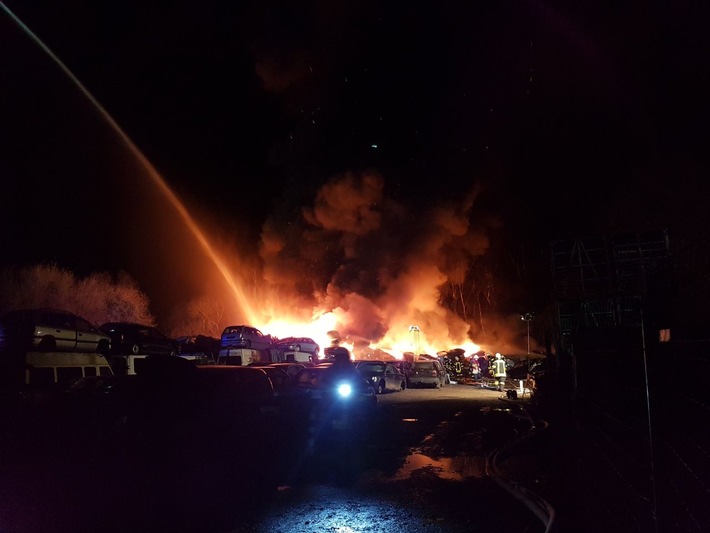 FW-RE: Großbrand auf Schrottplatz - Feuerwehr Recklinghausen im Vollalarm