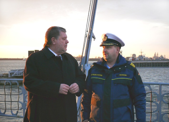 Deutsche Marine - Pressemeldung: Fotos vom Besuch des Ministerpräsidenten Kurt Beck auf der Fregatte &quot;Rheinland-Pfalz&quot; vor ihrem &quot;Atalanta&quot;-Einsatz
