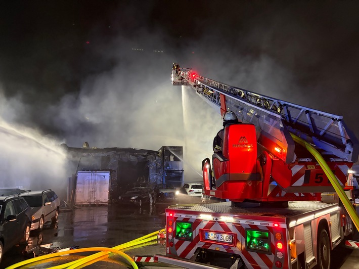 FW-E: Nächtlicher Großbrand eines Kfz-Betriebs - vorsorgliche Warnung der Bevölkerung