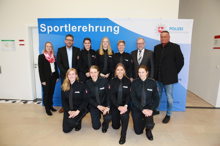 POL-OLD: +++ Elf Beamtinnen und Beamte der Polizeidirektion Oldenburg für ihre sportlichen Leistungen ausgezeichnet +++ Johann Kühme gratuliert +++