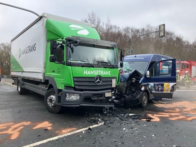 POL-DH: --- Syke, Verkehrsunfall zwischen Transporter und Lkw ---