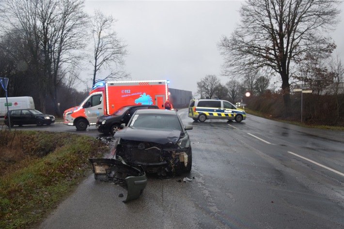 POL-HF: Verkehrsunfall im Einmündungsbereich- VW-Fahrer verletzt ins Krankenhaus