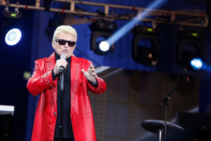 Tausende Zuschauer feiern Heino am Brandenburger Tor / "Goldschlager - Die Hits der Stars" am Dienstag, 15. Oktober 2013, um 20.15 Uhr bei SAT.1 Gold (BILD)