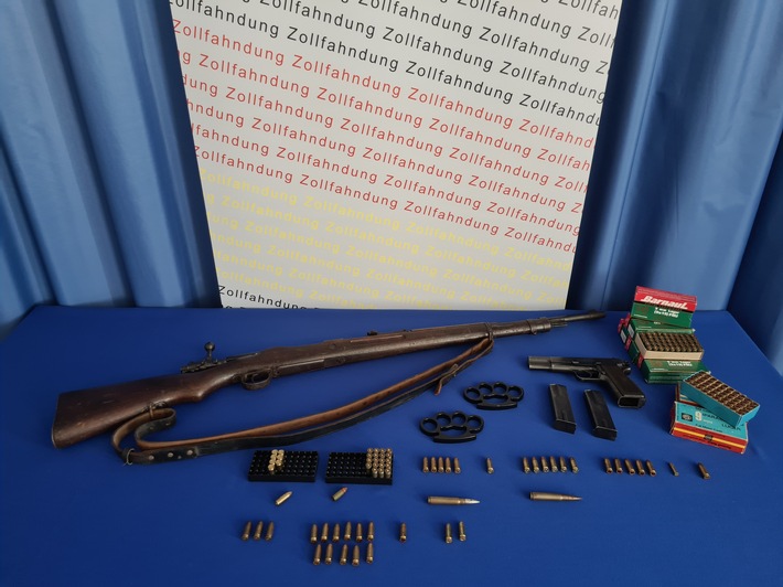 ZOLL-DD: Dresdner Zollfahnder stellen Schusswaffen und Munition sicher