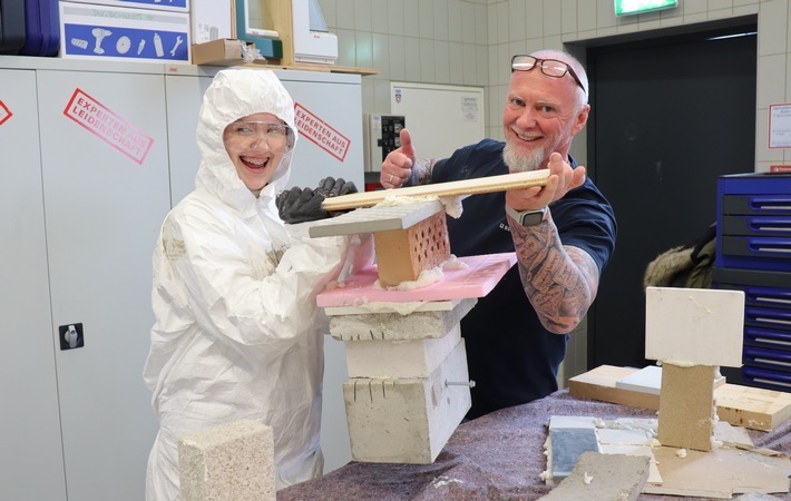 Future Youth in Österreich: Bei der praktischen Übung mit BERNER Verkaufs- und Produkttrainer Andreas Keplinger hatten die Schülerinnen und Schüler viel Spaß. / Weiterer Text über ots und www.presseportal.de/nr/122571 / Die Verwendung dieses Bildes für redaktionelle Zwecke ist unter Beachtung aller mitgeteilten Nutzungsbedingungen zulässig und dann auch honorarfrei. Veröffentlichung ausschließlich mit Bildrechte-Hinweis.