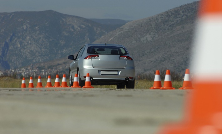 Trainings für Kraftfahrer: Richtig abgesichert auf dem Verkehrsübungsplatz