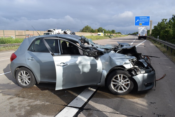 POL-HI: Verlorener Spanngurt löst schweren Verkehrsunfall aus