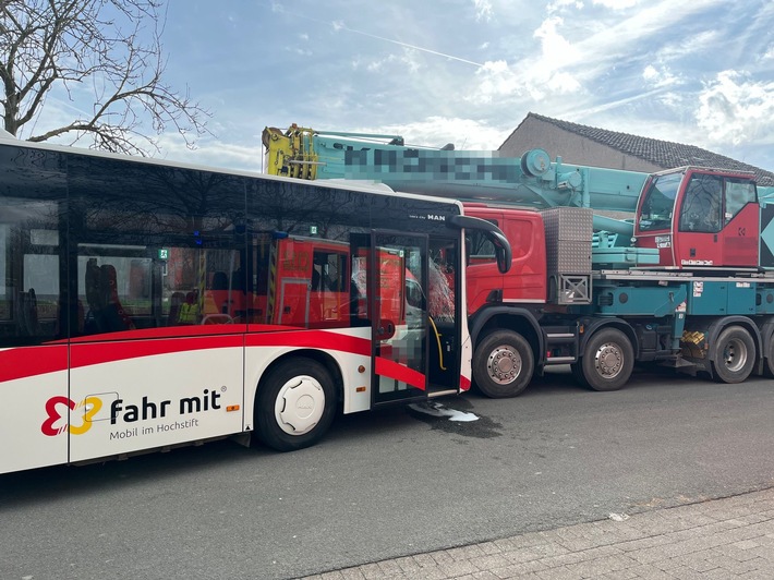 POL-HX: Schulbus rollt gegen parkenden Kranwagen