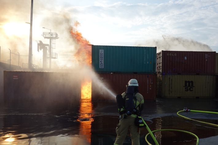 FW Bremerhaven: Materialcontainer brennt
