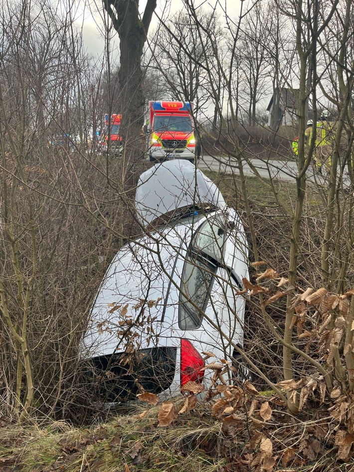 POL-HX: Ford landet im Straßengraben