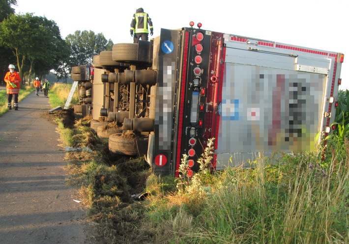 POL-ROW: ++ Schweinetransporter verunglückt auf der Kreisstraße ++