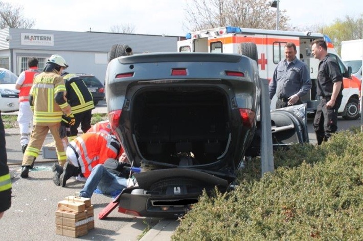 POL-PDNW: PI Grünstadt - Unfall mit Personenschaden - Feuerwehr rettet eingeklemmte Frau