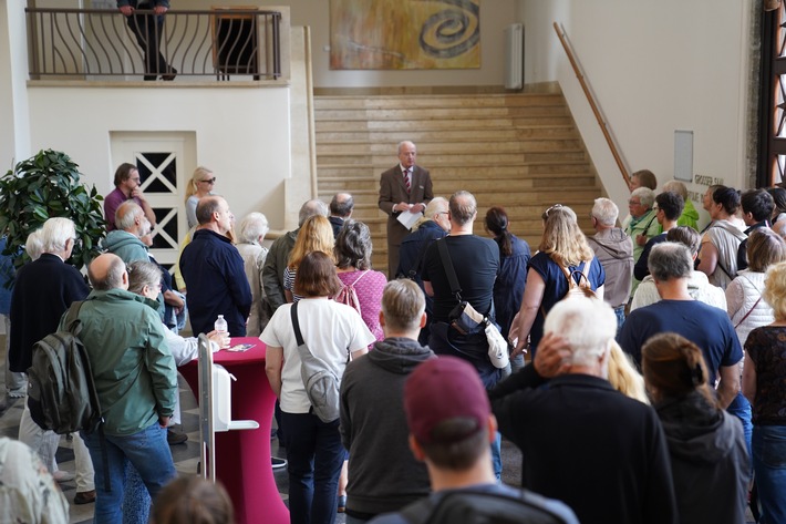 POL-OLD: Tag des offenen Denkmals lockt viele Menschen in den Alten Landtag und ins ehemalige Staatsministerium +++ Rund 600 Besucherinnen und Besucher +++ Horst Milde zurück an seinem alten Schreibtisch +++