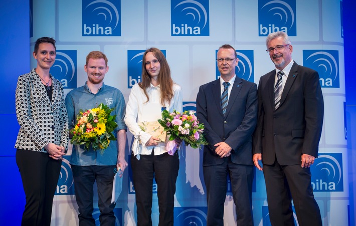 Ausgezeichnet in eine sichere Zukunft: Gesellenbrief für 569 junge Hörakustiker / Die Besten Deutschlands: Sarah Böhm aus Zschopau und Jonas Best aus Lahnstein sind ganz vorn