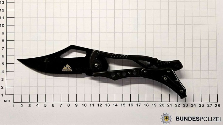 BPOL NRW: Bundespolizisten stellen Messer bei Jugendlichem sicher