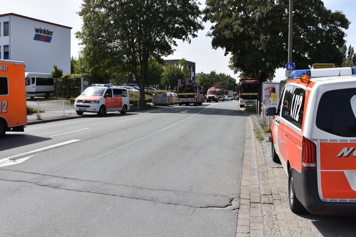 FW-DO: 16.08.2018 - Feuer in Kley
Dacharbeiten lösen Schwelbrand in Gewerbebetrieb aus