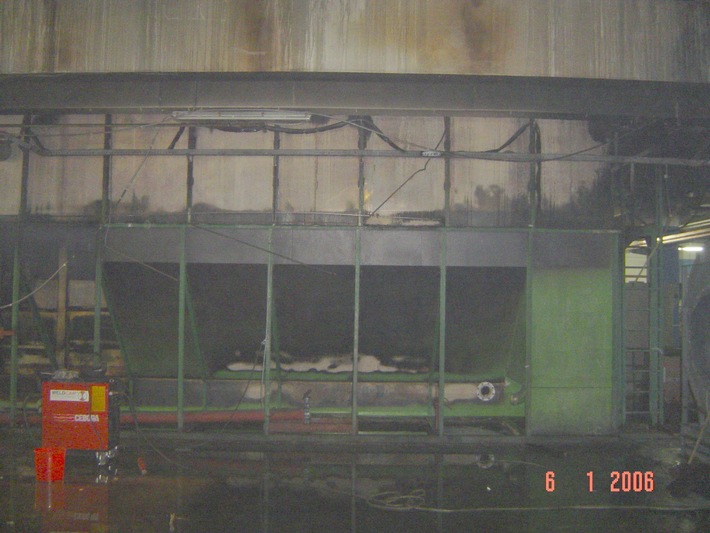 FW-E: Brand in einer Halle im Gewerbegebiet Stadthafen