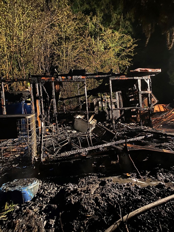 POL-AC: Polizei sucht Zeugen: Gartenlaube völlig ausgebrannt
