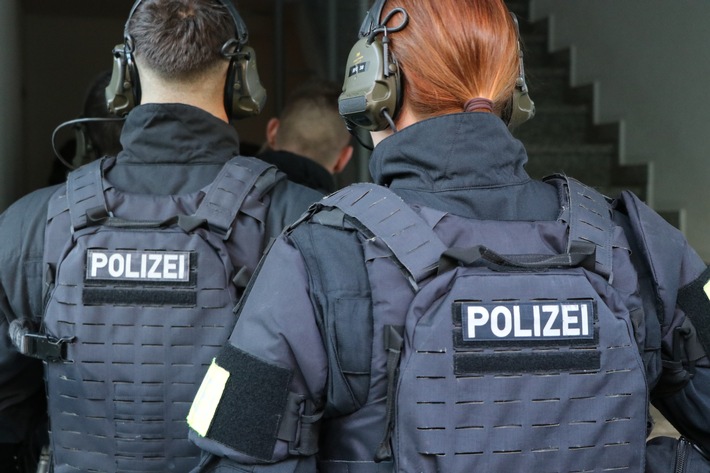 POL-WI: Gemeinsame Pressemitteilung der Staatsanwaltschaft Wiesbaden und der Wiesbadener Polizei: Festnahmen rund um Gruppierung junger Personen - 5 Tatverdächtige in Untersuchungshaft und Durchsuchungsaktion