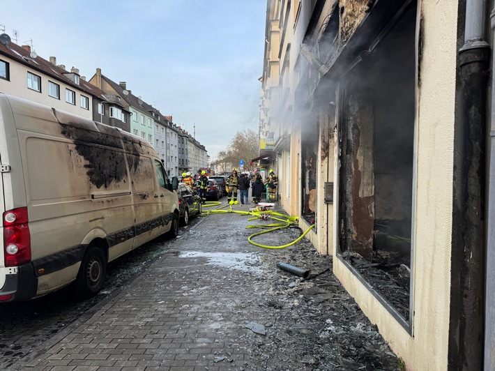 FW-GE: Ladenlokal im Vollbrand