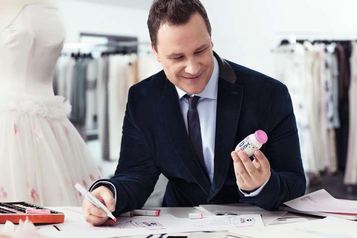 Actimel goes Prêt-à-Porter / "Kreative Ideen kommen mir oft im Schlaf" - Guido Maria Kretschmer entwirft exklusive Actimel Designflasche - ab 10. März im Handel erhältlich (FOTO)