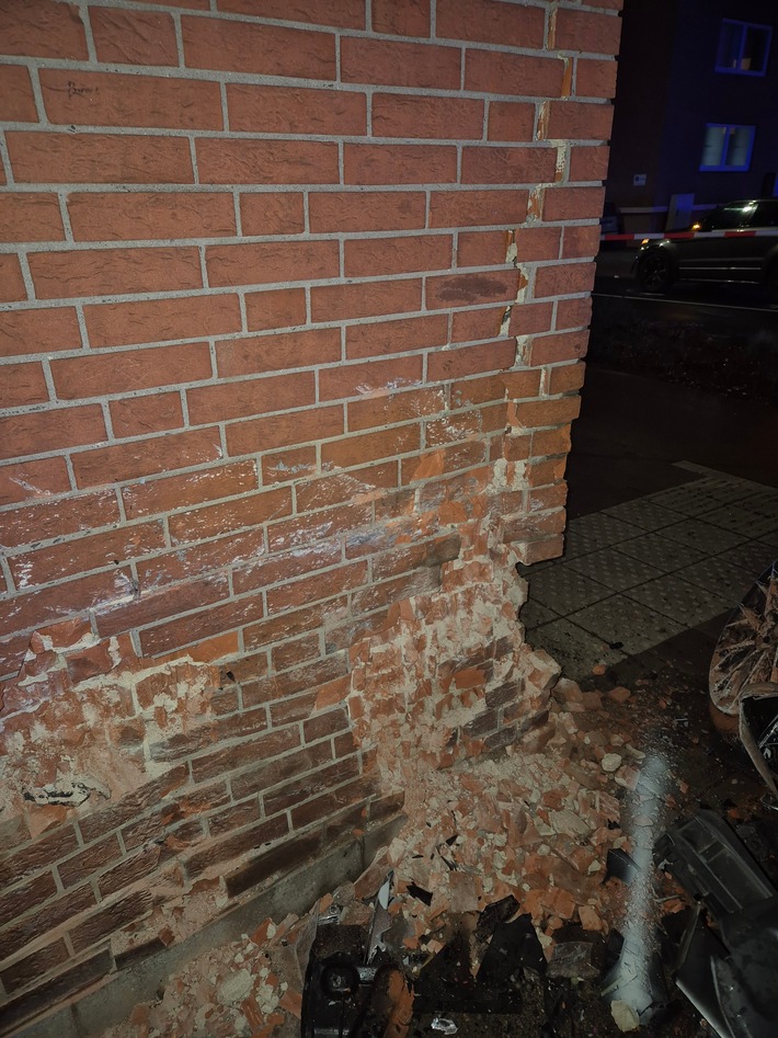 FW Düren: Verkehrsunfall auf der Euskirchener Straße - Vier Verletzte, Hauswand beschädigt