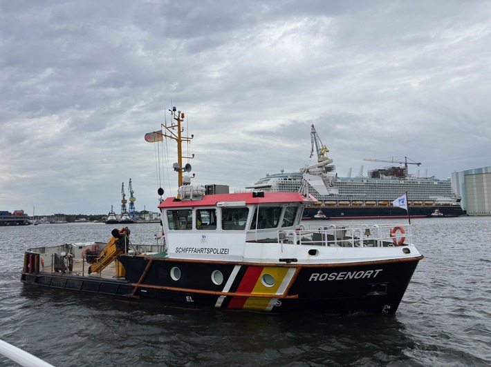 LWSPA M-V: Ausfahrmanöver des Kreuzfahrtschiffes "Disney Adventure" - erfolgreicher Einsatz der Wasserschutzpolizeiinspektion Wismar und des WSA Ostsee